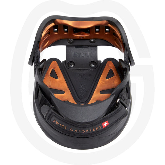 Während der Swiss Galoppers Hufschuhe SG fast alle Hufformen abdeckt, ist der SG-L speziell für Pferde mit etwas schmalen, längeren Hufen, ausgeprägten Ballen und hohen Trachten geeignet. Das SG-L Boot Kit enthält zwei Verlängerungssets, die aus dem gleichen 100% recycelbarem, Thermoplastic Polyurethane (TPU) bestehen wie der Hufschuh selbst. Die Verlängerungen können leicht ausgetauscht und an die individuelle Huf-, Ballen und Trachtenform angepasst werden.
