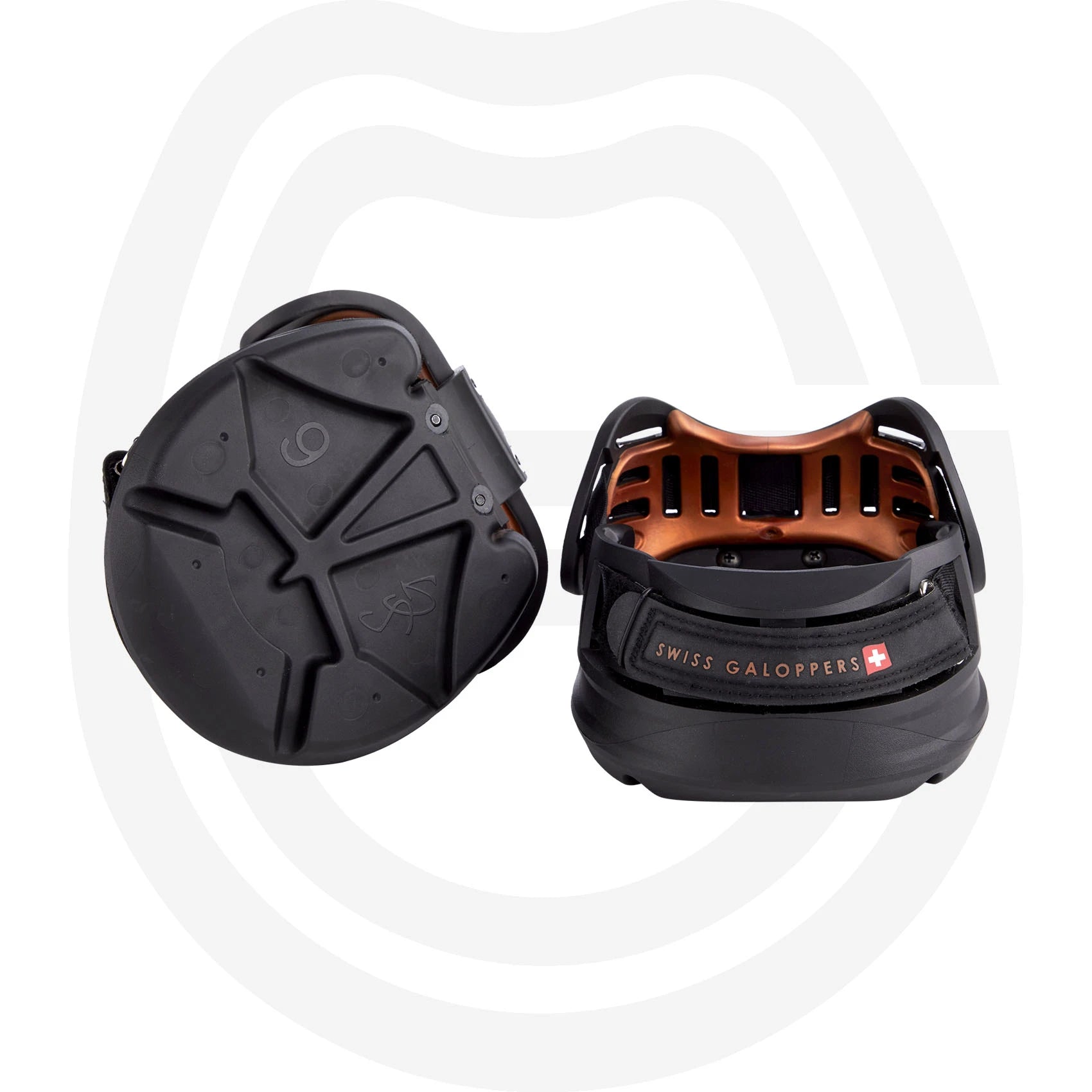 Während der Swiss Galoppers Hufschuhe SG fast alle Hufformen abdeckt, ist der SG-L speziell für Pferde mit etwas schmalen, längeren Hufen, ausgeprägten Ballen und hohen Trachten geeignet. Das SG-L Boot Kit enthält zwei Verlängerungssets, die aus dem gleichen 100% recycelbarem, Thermoplastic Polyurethane (TPU) bestehen wie der Hufschuh selbst. Die Verlängerungen können leicht ausgetauscht und an die individuelle Huf-, Ballen und Trachtenform angepasst werden.